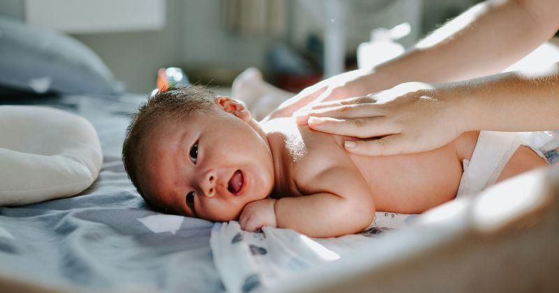Apa Bedanya Minyak Telon dan Minyak Kayu Putih? Mama Penting Tahu